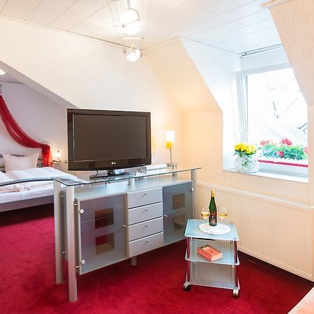 Moselromantik-Hotel Zum Loewen Едигер-Елер Екстериор снимка