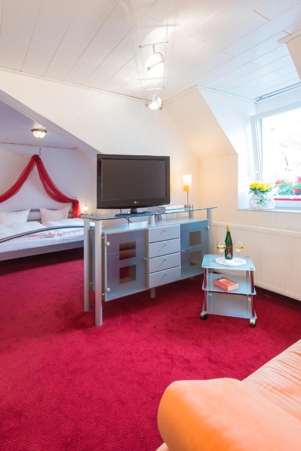 Moselromantik-Hotel Zum Loewen Едигер-Елер Екстериор снимка