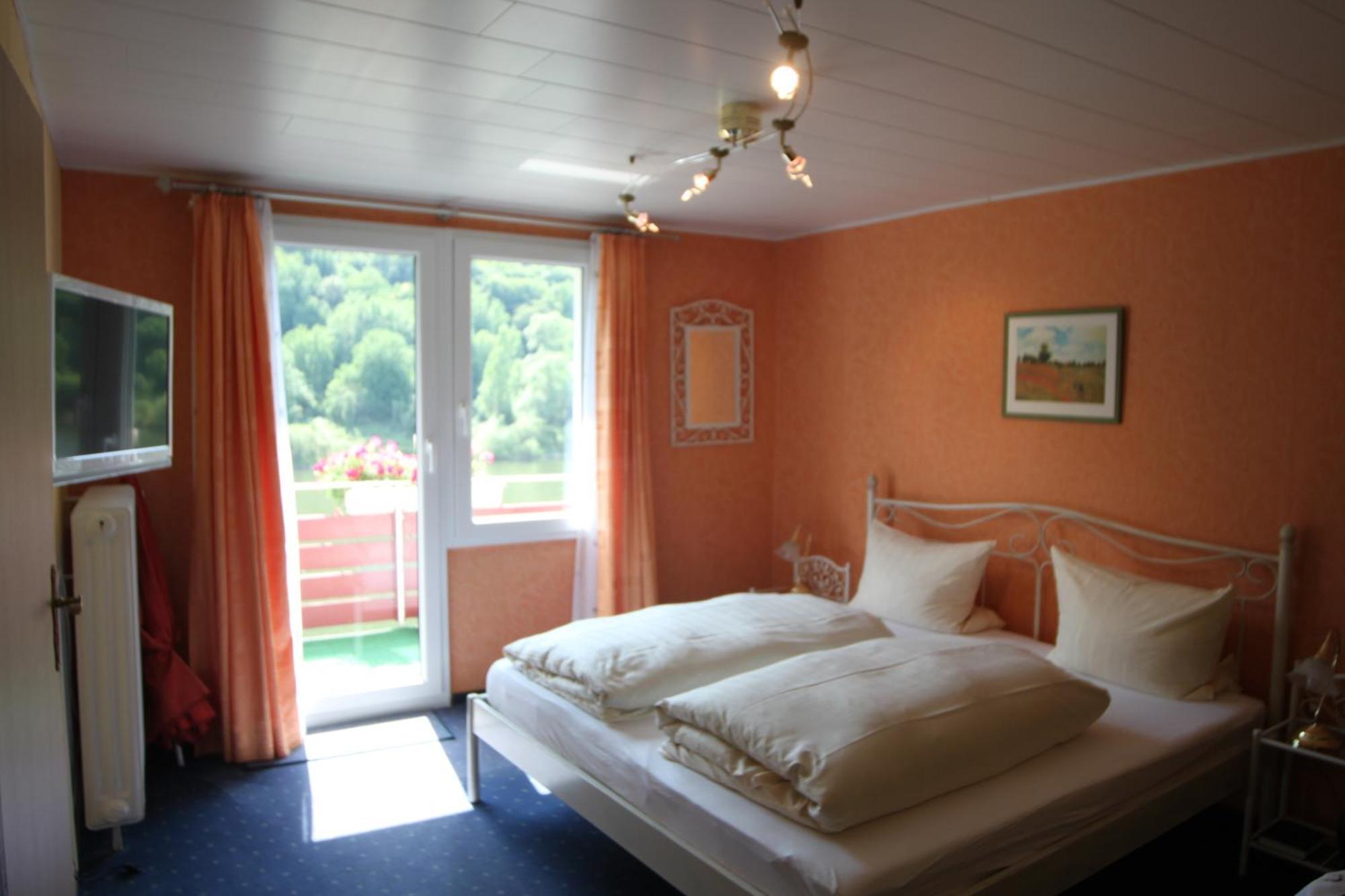 Moselromantik-Hotel Zum Loewen Едигер-Елер Стая снимка
