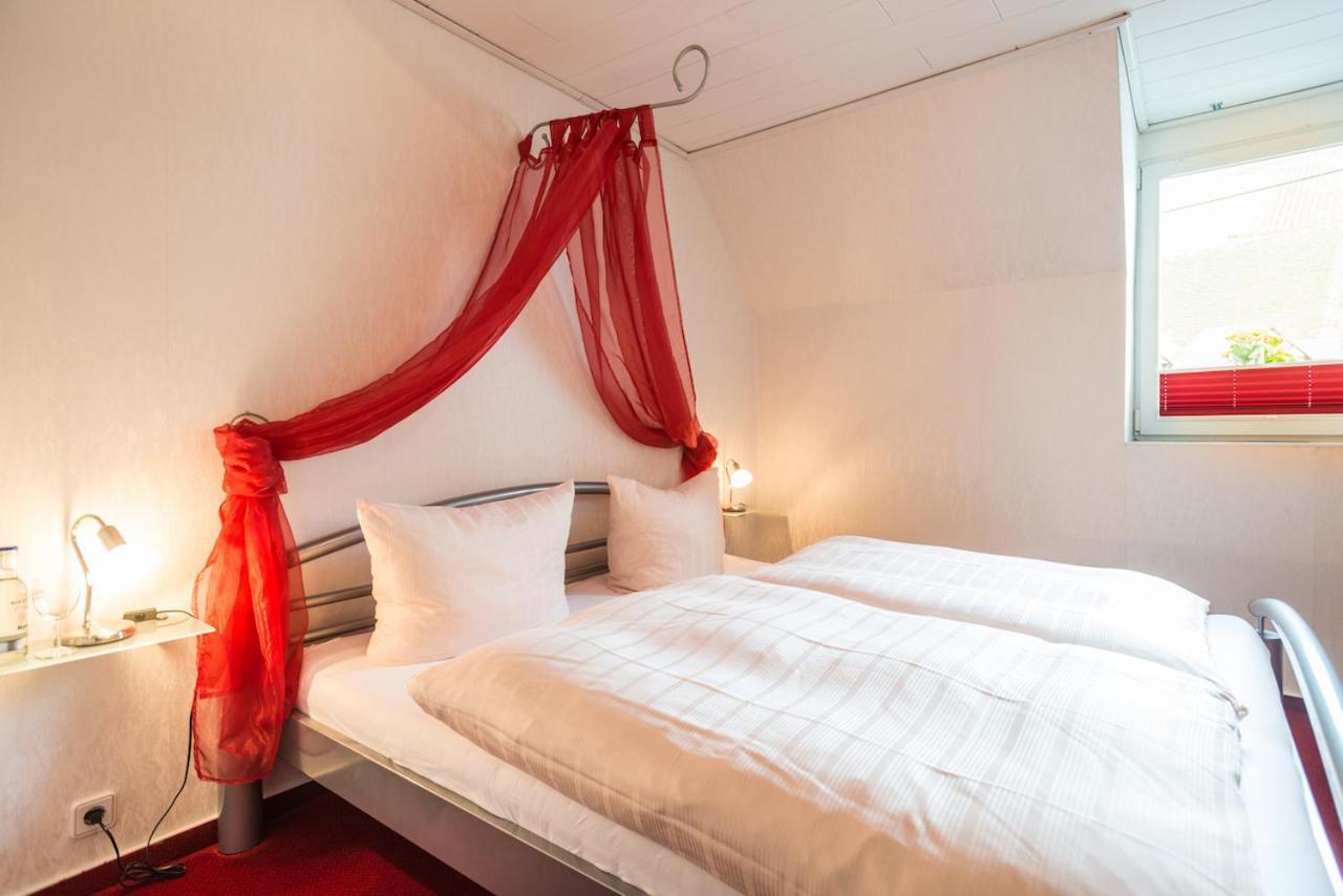 Moselromantik-Hotel Zum Loewen Едигер-Елер Стая снимка