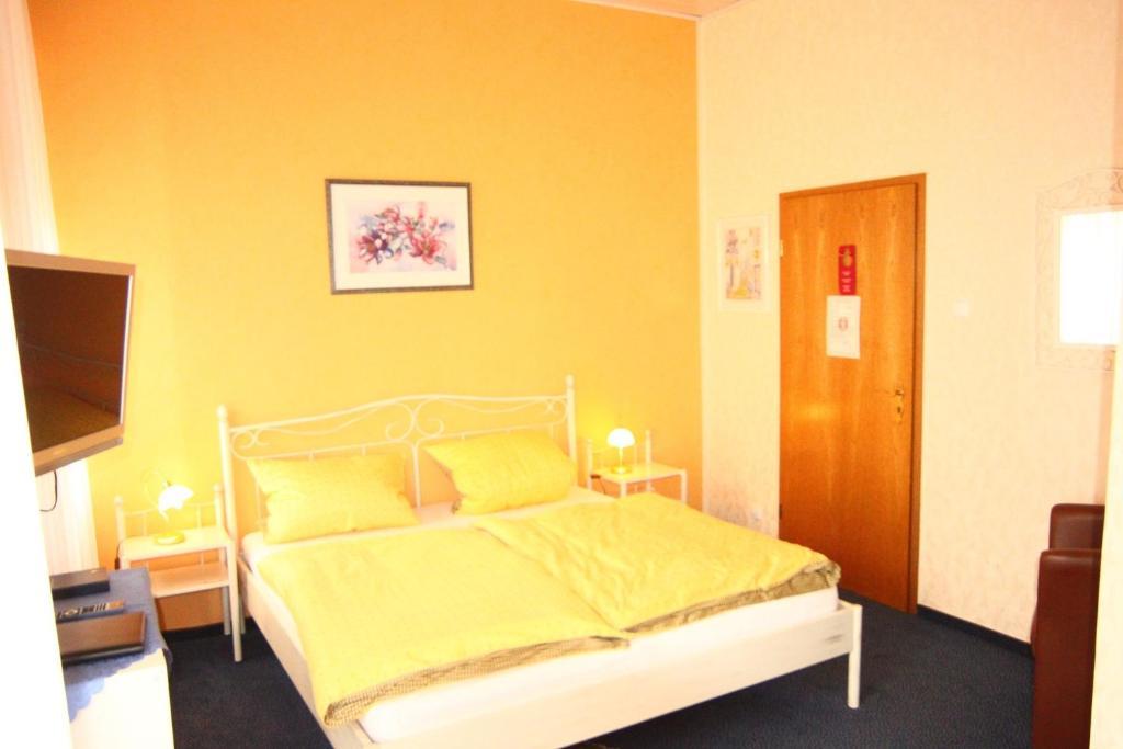 Moselromantik-Hotel Zum Loewen Едигер-Елер Стая снимка