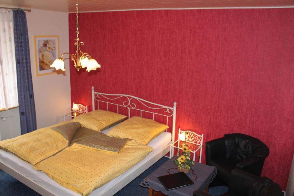 Moselromantik-Hotel Zum Loewen Едигер-Елер Стая снимка