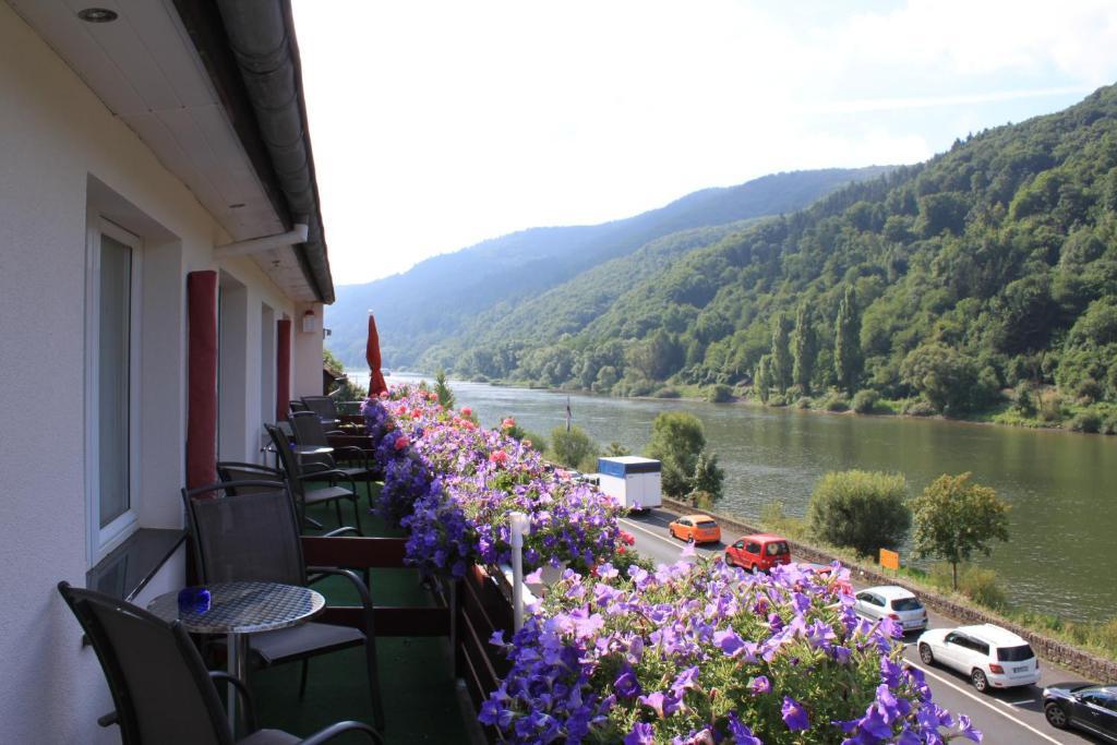 Moselromantik-Hotel Zum Loewen Едигер-Елер Стая снимка