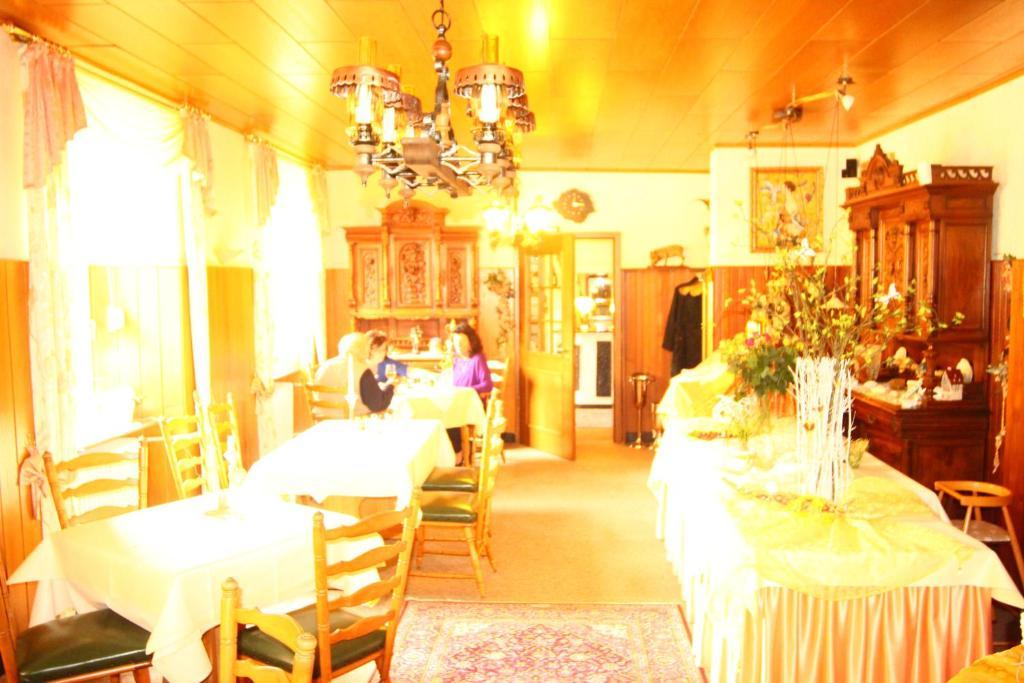 Moselromantik-Hotel Zum Loewen Едигер-Елер Стая снимка