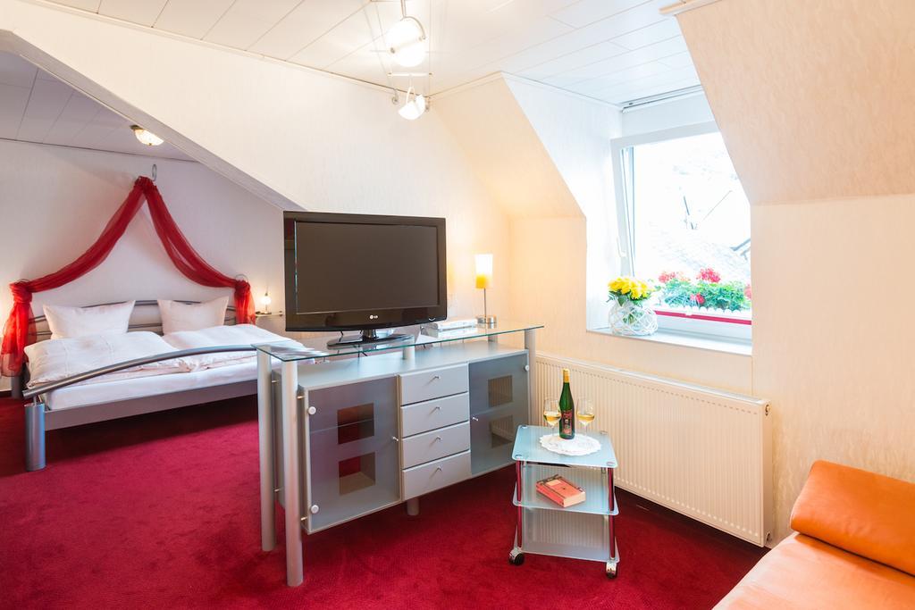 Moselromantik-Hotel Zum Loewen Едигер-Елер Екстериор снимка